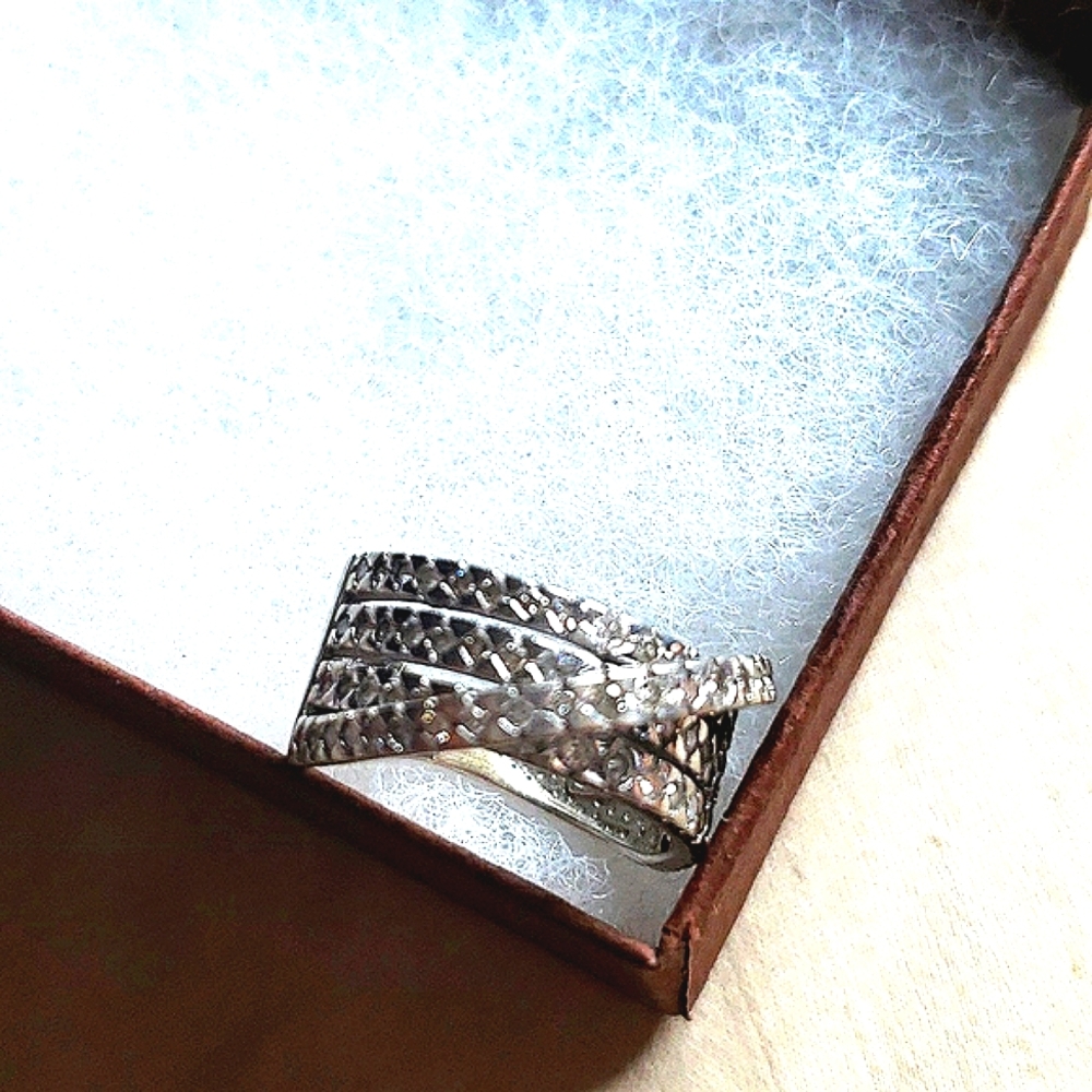 White GOLD 10K 77 DIAMONDS RING - Picture 2 of 8